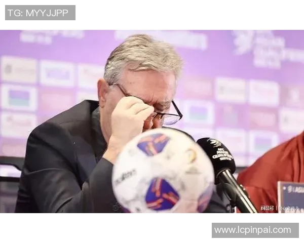 当红足球球星比赛中犯困瞬间引发球迷热议调侃不断